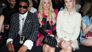 In der Front Row bei Chanel: Paris (Mitte) und Nicky Hilton. Neben ihnen sitzt Pop-Star Usher. Foto: imago/ABACAPRESS