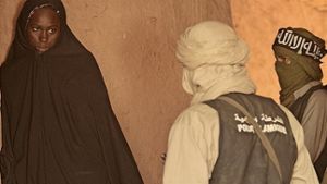 Islamisten schüchtern eine Frau ein: Szene aus „Timbuktu“ Foto: Verleih