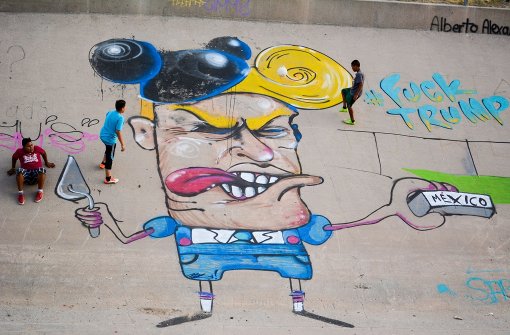 Ein Graffiti zeigt den republikanischen US-Präsidentschaftsbewerber Donald Trump im Flussbett des Rio Grande. Ein Streetart-Künstler sprayte die neun Meter große Karikatur an die Wand des zubetonierten Kanals an der Grenze zwischen Mexiko und den USA in der Stadt Ciudad Juarez. Foto: Sonia Aguilar