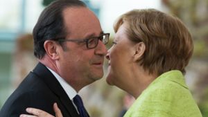 Bundeskanzlerin Angela Merkel (CDU) empfängt in Berlin den scheidenden französischen Präsidenten Francois Hollande. Der sozialistische Präsident wird in wenigen Tagen von dem Mitte-Links-Politiker Macron abgelöst. Foto: dpa