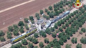 Bei einem Frontalzusammenstoß zweier Züge sind im Süden Italiens mehrere Menschen getötet worden. Foto:dpa Foto:  