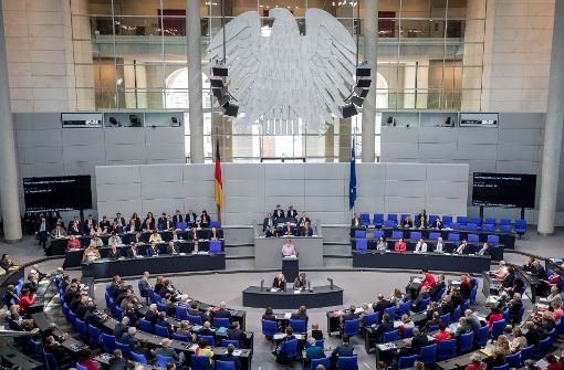 Plenarsaal in historischer Umgebung: der Bundestag tagt im Berliner Reichstagsgebäude Foto: dpa