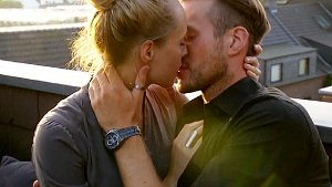 Erst die letzte Rose, dann der Kuss: RTL-Bachelorette Anna mit ihrem Herzbuben Marvin. Foto: RTL