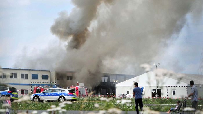 Großbrand in Flüchtlingsheim - 19 Menschen verletzt
