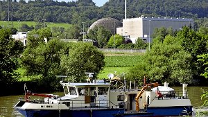 aus dem Kernkraftwerk Obrigheim will die EnBW Atommüll auf dem Neckar bis nach Neckarwestheim bringen. (Archivfoto) Foto: dpa