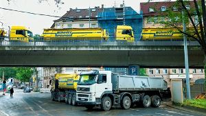 Auf der Paulinenbrücke stehen die Baufahrzeuge fürs  Gerber Schlange, während unten in der Tübinger Straße die Kehrmaschine beständig ihre Runden dreht. Foto: Horst Rudel