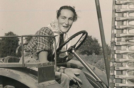 Die 20-jährige Lotte Mathias  1952 in der Arbeitshose „Lotte“  auf einem Traktor Foto:  