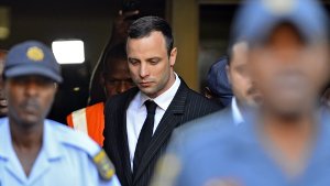 Oscar Pistorius auf dem Weg in den Gerichtssaal. Foto: dpa