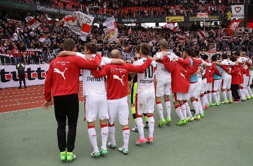 Die Spieler des VfB Stuttgart können von den Fans gar nicht genug bekommen. Und umgekehrt. Foto: Pressefoto Baumann