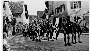 Die Hitlerjugend marschiert durch Kayh. Widerstand Foto: Stadtarchiv