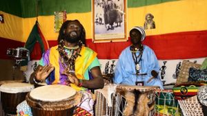 Cheikh Mboup (l.) und Mame Lamp Sene möchten während des dreitägigen Festivals den Besuchern ihre senegalesische Kultur näher bringen. Foto: Leonie Hemminger