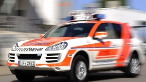 Mit schweren Verletzungen kommt ein Arbeiter nach einem Unfall in Stuttgart-Möhringen am Montag in ein Krankenhaus. Foto: dpa