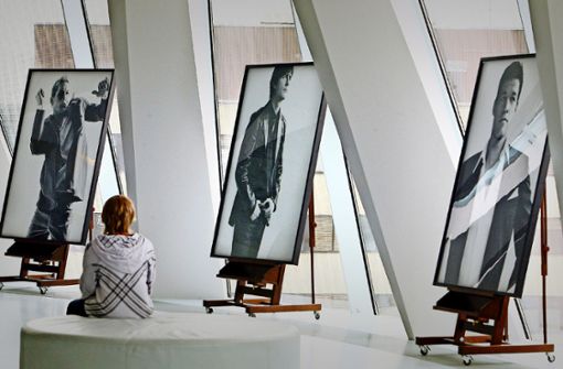 „Männer zeigen Strenesse“: Unter diesem Titel wurden 2008 Bilder des  kanadischen Künstlers   Bryan Adams  im Mercedes-Benz Museum in Stuttgart  gezeigt, der  damals Bastian Schweinsteiger (links), Bundestrainer Joachim Löw und  Michael Ballack in Szene setzte. Foto: dpa/