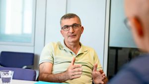 Betriebsratsvorsitzender Metin Dogan erläutert die Ergebnisse von Gesprächen mit der WMF-Geschäftsführung. Foto: /Markus Sontheimer