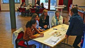 Pegah, Olivia, Veronika Kienzle, Heide und Hannelore Ohle (von links) haben im Generationenhaus über die Lage von geflüchteten Frauen diskutiert. Foto: Petra Mostbacher-Dix