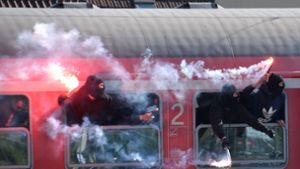 Fans des Karslruher SC haben bei der An- und Abfahrt Schäden in Regionalzügen verursacht. Foto: dpa