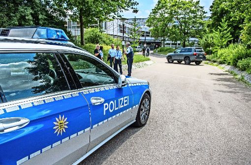 Die Polizei rückte am Montag mit einem Großaufgebot zur  Esslinger Friedrich-Ebert-Schule aus. Foto: SDMG
