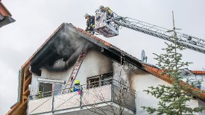 In Kernen im Remstal hat sich am Samstagvormittag eine Pflanzenheizung in einem Mehrfamilienhaus entzündet und den Dachstuhl in Brand gesetzt. Foto: www.7aktuell.de | Simon Adomat