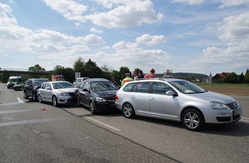 Eine 60-Jährige in Renningen achtet beim Spurwechsel nicht auf den nachkommenden Verkehr und verursacht dadurch einen Unfall mit sechs Fahrzeugen. Foto: SDMG
