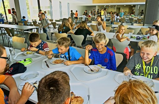 Gymnasiasten wie auch  Gemeinschaftsschüler essen  in der neuen Mensa. Foto: Rudel