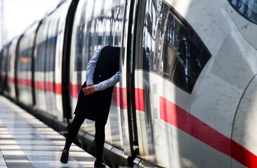 Im Herbst will der Bund ihr neues Bahn-Konzept eines sogenannten Deutschland-Takts vorstellen. Foto: dpa