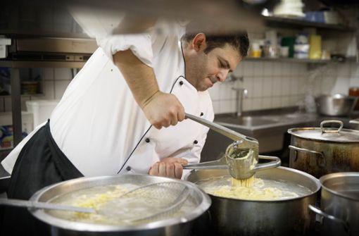 Volle Kraft voraus: Mahmoud Hawasly beim Spätzlemachen in der Gasthausküche. Foto: Gottfried Stoppel