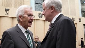 Bundesratspräsident Winfried Kretschmann (Grüne, links) und sein Vorgänger Horst Seehofer (CSU). Foto: dpa