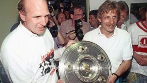 Meister mit dem VfB (1992): Dieter Hoeneß (li., Trainer Christoph Daum) Foto: dpa