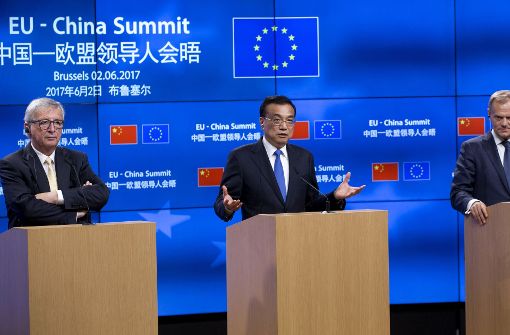 Der Präsident der Europäischen Kommission, Jean-Claude Juncker, der chinesische Premierminister Li Keqiang und Europarats-Präsident Donald Tusk beim EU-China-Gipfel am Freitag in Brüssel. Foto: AP