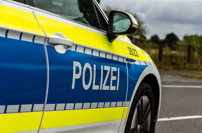 Auf der Autobahn bei Bondorf: Graues Auto verursacht Unfall auf der A81 und verschwindet