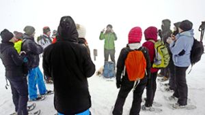 Den Winterwald intensiv erleben – eine Gruppe von Gehörlosen bei ihrer Schneeschuhwanderung am Schliffkopf Foto: Stefan Jehle