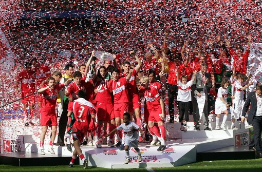 VfB-Kapitän Fernando Meira reckt die Meisterschale nach dem Titelgewinn 2006/2007 verkehrt herum in den Stuttgarter Himmel. Ein schlechtes Omen für die folgenden Jahre? Foto: baumann