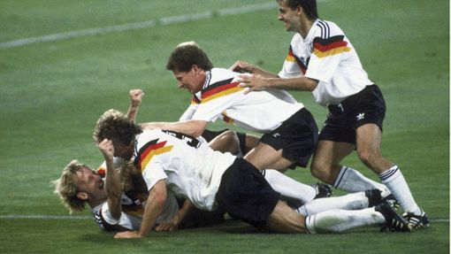 Das deutsche Team bejubelt den WM-Titel 1990. Mittendrin: Andreas Brehme Foto: dpa/Carlo Fumagalli