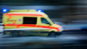 Nach einer Attacke durch rund ein Dutzend Männer in Stuttgart-Wangen muss ein 39-Jähriger mit schweren Verletzungen in ein Krankenhaus gebracht werden. Foto: dpa/Symbolbild