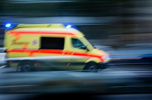 Nach einer Attacke durch rund ein Dutzend Männer in Stuttgart-Wangen muss ein 39-Jähriger mit schweren Verletzungen in ein Krankenhaus gebracht werden. Foto: dpa/Symbolbild
