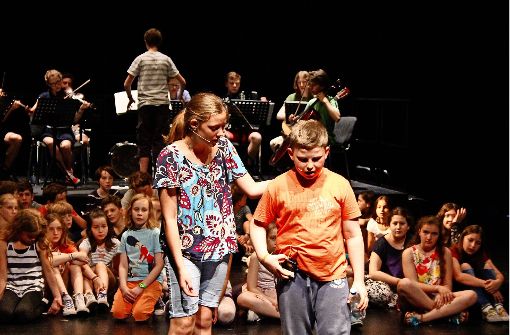 Die Schüler spielen,  singen  und musizieren auf großer Bühne. Foto: Nils Behr