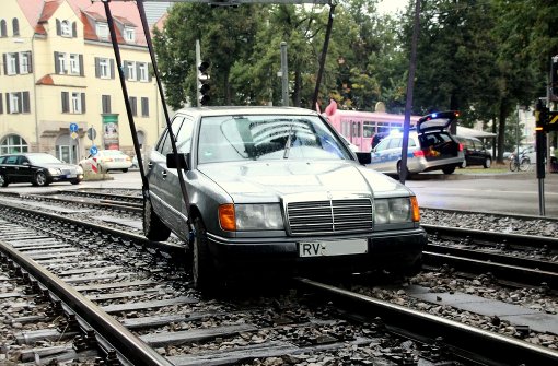 Ein Fahrer geriet beim Abbiegen auf die Gleise der Stadtbahn. Foto: SDMG