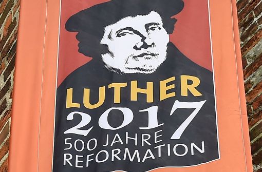 500 Jahre Reformation: am 31. Oktober 1517 soll Martin Luther seine 95 Thesen eigenhändig an die Tür der Schlosskirche zu Wittenberg genagelt haben. Foto: dpa-Zentralbild