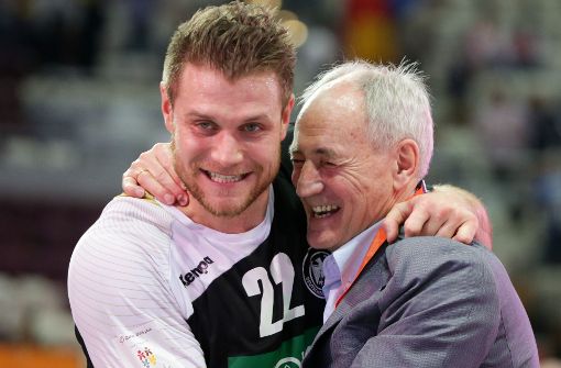 Bernhard Bauer (re./noch in seiner Funktion als DHB-Präsident) beglückwünscht den damaligen Nationalspieler Michael Kraus (jetzt TVB Stuttgart) nach einem Sieg bei der WM 2015 gegen Polen Foto: dpa