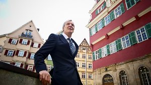 Der Esslinger OB Jürgen Zieger wirbt für Esslingen als Einkaufsstadt – auch wegen der besonderen Atmosphäre   zwischen    Baudenkmalen wie dem Alten Rathaus  (rechts). Foto: Max Kovalenko