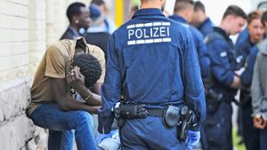 In Karlsruhe kümmert sich eine spezielle Ermittlungsgruppe um notorisch straffällige Flüchtlinge (Symbolbild). Foto: dpa