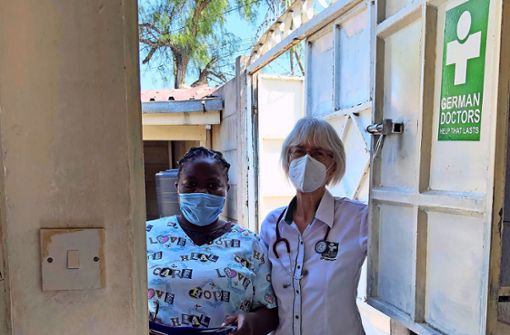 Sabine Waldmann-Brun mit einer kenianischen Krankenschwester in der Zweigstelle der  German Doctors in Athi River Foto: privat