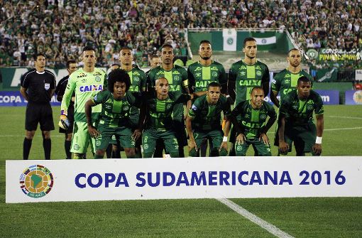 Nach dem Flugzeugabsturz der brasilianischen Fußballmannschaft Chapecoense ist der Verein zum Sieger der Copa Sudamericana erklärt worden.Foto:dpa Foto:  