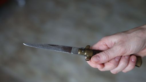 Der 34-Jährige wurde von dem Unbekannten mit einem Messer bedroht. (Symbolbild) Foto: imago images/SKATA/via www.imago-images.de