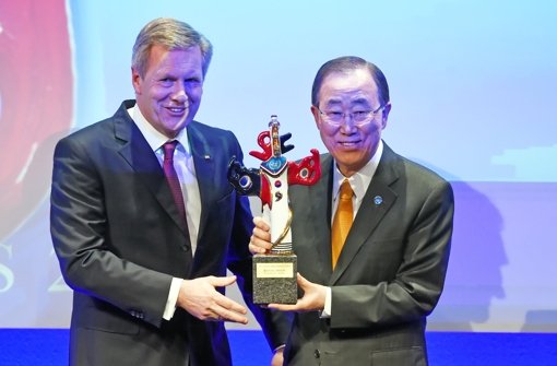UN-Generalsekretär Ban Ki Moon  (rechts) ist von Ex-Bundespräsident Christian Wulff mit dem Deutschen Medienpreis ausgezeichnet worden. Foto: dpa