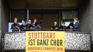 Ein Teil des Männerchors der Stuttgarter Hymnus-Knaben gab vom Rathausbalkon aus eine Kostprobe seiner Sangeskunst. Foto: Lichtgut/Achim Zweygarth