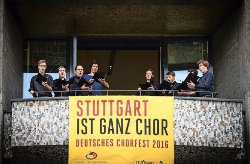 Ein Teil des Männerchors der Stuttgarter Hymnus-Knaben gab vom Rathausbalkon aus eine Kostprobe seiner Sangeskunst. Foto: Lichtgut/Achim Zweygarth