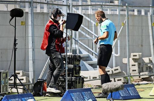 Sascha Stegemann suchte lange vergebens nach einem Handspiel des VfB Stuttgart. Foto: Baumann