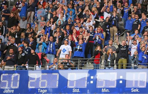 Im Mai 2014 jubeln Hamburger Fans in der Imtech Arena nach dem Abpfiff des gewonnenen Relegationsspiels Greuther Fürth. Prognose für diese Saison: Diesmal wird es leider der Abstieg. Foto: dpa