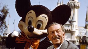 Walt Disney mit einer Micky-Maus-Figur im kalifornischen Disneyland Foto: dpa